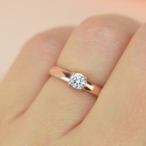 0,5 ct ros solitairering, förlovningsring, löftesring, vigselring, brudring, solitairering med konstgjorda diamantsimulanter