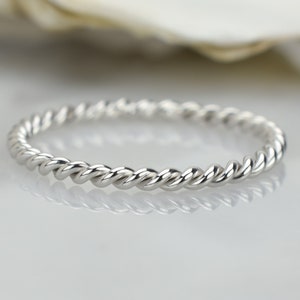 14k Solid White Gold Twisted Ring 1.5 mm, Gold Stapelring, Gold Twisted Seil Ehering, Twist Stapelring, Ehering, Stapelring