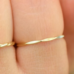 Alliance fine en or massif 14 carats, anneau à superposer en or, alliance en or 14 carats, anneau à empiler délicat, bague simple et délicate, alliance fine