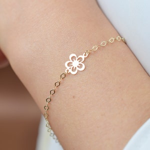 Flower Charm Bracelet 14k Solid Gold , Gold Flower Bracelet, Flower Pendant, Minimalistic Bracelet, 14k Delicate Bracelet, Gift For Her