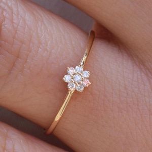 Bague fleur en or massif 14 carats et diamants : bague de fiançailles minimaliste