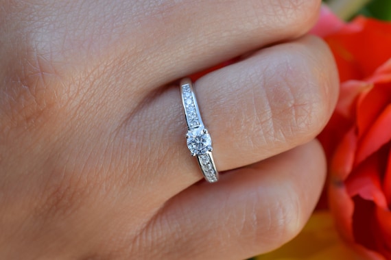 美品✨ 証明書付 シンプルなシルバーリング ダイヤモンド0.04carat
