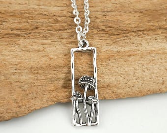 Collar de plata antigua con forma de hongo - Colgante rectangular de seta con estilo cottagecore