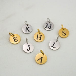 Initiales gravées - Breloques alphabet majuscules rondes - Breloques alphabet en acier inoxydable argentées ou dorées de 9 mm de diamètre