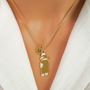 コーギーネックレス - エナメルコーギーチャームネックレス - モノグラムイニシャルネックレス - アンティークゴールドとエナメルのコーギージュエリー - コーギーギフト