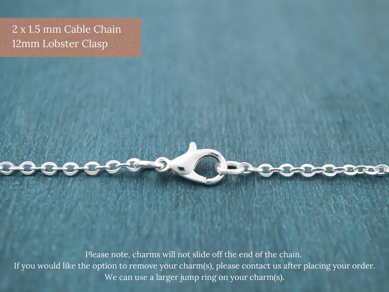 Puede incluir: Una cadena de eslabones plateada con un cierre de langosta de 12 mm. El texto dice: 2 x 1.5 mm Cable Chain 12mm Lobster Clasp. Tenga en cuenta que los dijes no se deslizar&aacute;n del extremo. Cont&aacute;ctenos tras su pedido para usar una argolla m&aacute;s grande en sus dijes.