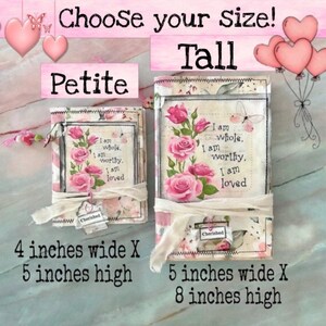 Pode incluir: Dois di&aacute;rios forrados de tecido com desenhos florais rosa e o texto "Sou inteiro. Sou digno. Sou amado." O di&aacute;rio menor mede 4 polegadas de largura por 5 polegadas de altura e &eacute; rotulado como "Petite". O di&aacute;rio maior mede 5 polegadas de largura por 8 polegadas de altura e &eacute; rotulado como "Alto".