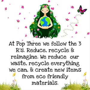 Pode incluir: Uma ilustra&ccedil;&atilde;o de desenho animado de uma mulher com cabelo verde e flores no cabelo segurando um globo. O texto diz "Na Pop Three seguimos as 3 R. Reduzir, reciclar e reimaginar. Reduzimos os nossos res&iacute;duos, reciclamos tudo o que podemos e criamos novos artigos a partir de materiais ecol&oacute;gicos."