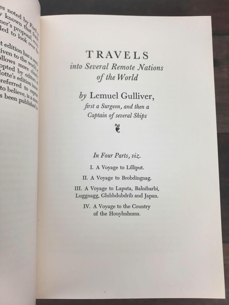 K&ouml;nnte beinhalten: Offene Buchseite mit dem Titel "TRAVELS into Several Remote Nations of the World" von Lemuel Gulliver. Der Text listet die Reisen nach Lilliput, Brobdingnag, Laputa und in das Land der Houyhnhnms auf. Die Seiten des Buches sind cremefarben.