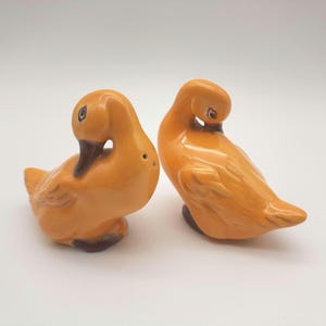 Salero y pimentero vintage con forma de pato amarillo brillante