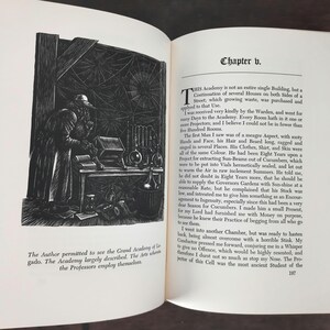 K&ouml;nnte beinhalten: Ein offenes Buch mit einer Schwarz-Wei&szlig;-Illustration eines Mannes in einem Labor. Der Text enth&auml;lt &bdquo;Kapitel v.&ldquo; und eine Beschreibung der Szene.