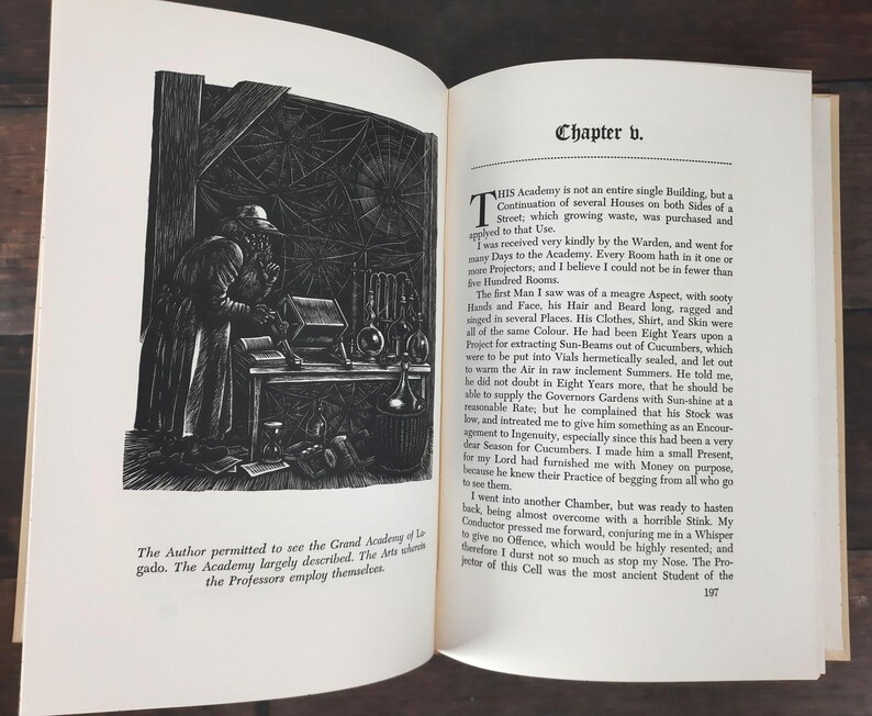 K&ouml;nnte beinhalten: Ein offenes Buch mit einer Schwarz-Wei&szlig;-Illustration eines Mannes in einem Labor. Der Text enth&auml;lt &bdquo;Kapitel v.&ldquo; und eine Beschreibung der Szene.