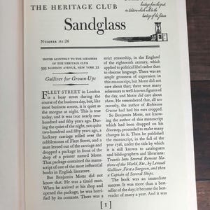 K&ouml;nnte beinhalten: Eine gedruckte Seite aus "Sandglass" vom The Heritage Club, mit Text und einer Illustration einer Sanduhr. Der Text enth&auml;lt den Titel, die Ausgabennummer und Details zum Inhalt der Ver&ouml;ffentlichung, einschlie&szlig;lich eines Verweises auf "Gulliver for Grown-Ups."