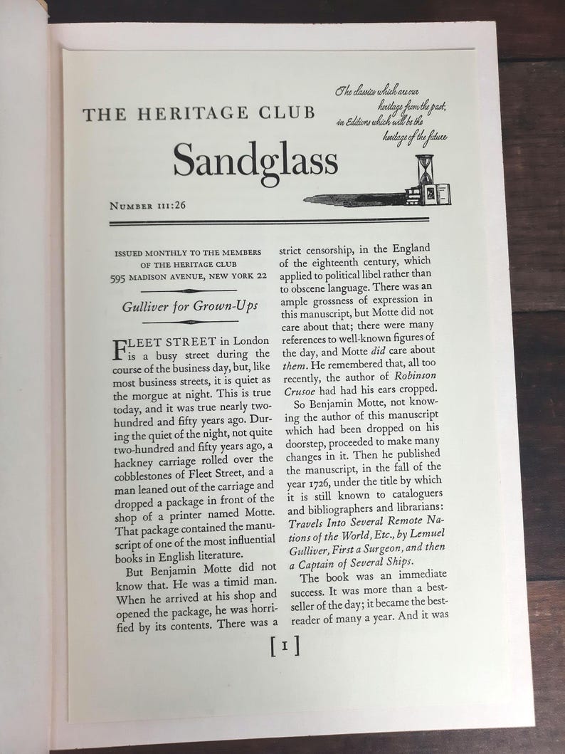 K&ouml;nnte beinhalten: Eine gedruckte Seite aus "Sandglass" vom The Heritage Club, mit Text und einer Illustration einer Sanduhr. Der Text enth&auml;lt den Titel, die Ausgabennummer und Details zum Inhalt der Ver&ouml;ffentlichung, einschlie&szlig;lich eines Verweises auf "Gulliver for Grown-Ups."