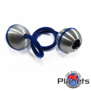 Puede incluir: Un par de begleri, un juguete de habilidad, con esferas de metal cepillado y detalles azules. Las esferas están conectadas por un cordón azul. El logotipo "TGP Begleri Planets" es visible en la esquina inferior derecha.