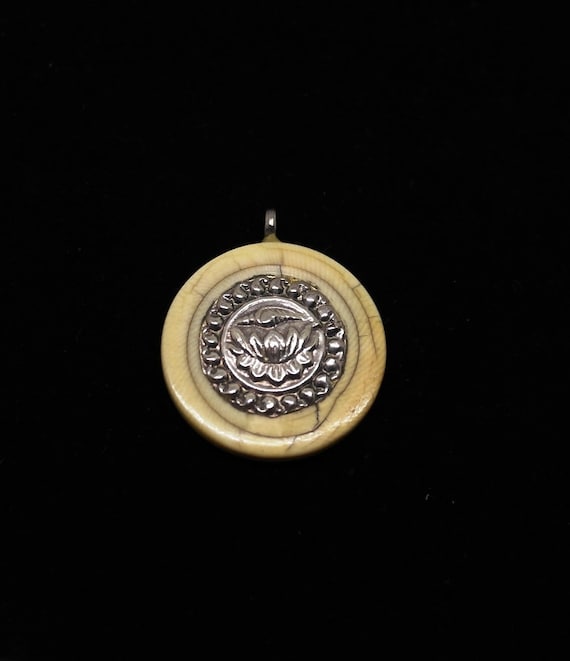 Costume Jewelry Antique Silver Indian Pendant