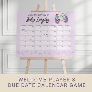 Può includere: Un gioco di calendario viola e bianco con un'immagine di un controller per videogiochi viola. Il gioco è intitolato "Indovina il compleanno di Baby Langley" e ha una griglia di calendario per i mesi di aprile e maggio. Il testo "Benvenuto Giocatore 3 Gioco di calendario della data di scadenza" è in fondo all'immagine.