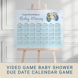 Pode incluir: Um jogo de calendário azul e branco para um chá de bebê. O jogo é intitulado "Adivinhe o aniversário do Bebé Marcus". O calendário tem os meses de abril e maio, com espaços para os convidados adivinharem a data de nascimento do bebê.
