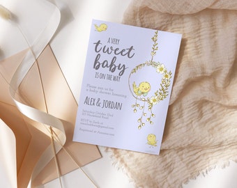 Puede incluir: Una invitación a una baby shower con un fondo azul claro que presenta una corona de flores blancas y dos pájaros amarillos. El texto dice "A Very Tweet Baby Is On The Way" e incluye los nombres "Alex & Jordan", la fecha "Saturday October 23rd", la dirección "123 Hauseland Road" y la información de RSVP.