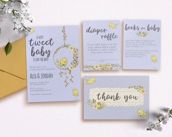 Puede incluir: Una invitación a un baby shower con un fondo azul y una linda ilustración de un pájaro en un nido. La invitación dice "A Very Tweet Baby is on the Way" e incluye los nombres Alex & Jordan. También hay tarjetas para una rifa de pañales y libros para el bebé.