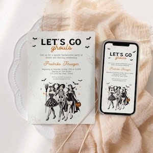 Könnte beinhalten: Eine weiße Einladung mit schwarzem und orangefarbenem Text, der "Let's Go Ghouls" lautet und eine Schwarzweißillustration von drei Frauen zeigt, die als Hexen verkleidet sind. Die Einladung ist für einen Junggesellinnenabschied zur Feier von Fredrika Krueger.