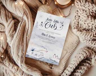 Könnte beinhalten: Eine Babyparty-Einladung mit einem blauen und weißen Aquarellhintergrund, auf dem ein Eisbär und ein Pinguin zu sehen sind. Der Text lautet "Hello Little Cub" und enthält die Namen "Rita & Lorenzo" sowie das Datum und die Uhrzeit der Veranstaltung.