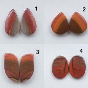 Può includere: Quattro paia di cabochon di agata a strisce rosse, marroni e bianche. I cabochon hanno la forma di lacrime e ovali. I cabochon sono numerati da 1 a 4.