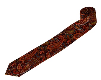 Può includere: Una cravatta con motivo paisley in tonalità marrone, arancio e blu.