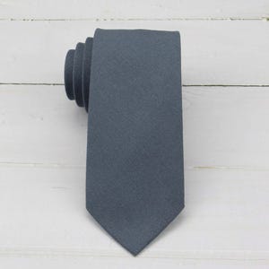 Cravates bleu ardoise - Cravate en lin bleu denim pour homme (mariage) - Tailles homme et enfant - Option de monogramme avec initiale personnalisée