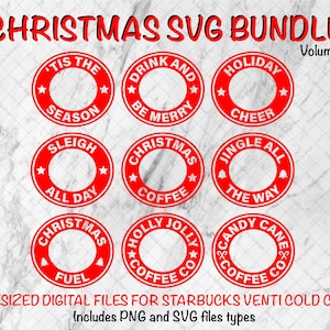 Puede incluir: Un conjunto de nueve diseños SVG de temática navideña en rojo y blanco para vasos Starbucks Venti. Los diseños incluyen frases como "Tis the Season", "Drink and Be Merry", "Holiday Cheer", "Sleigh All Day", "Christmas Coffee", "Jingle All the Way", "Holly Jolly Coffee Co" y "Candy Cane Coffee Co".