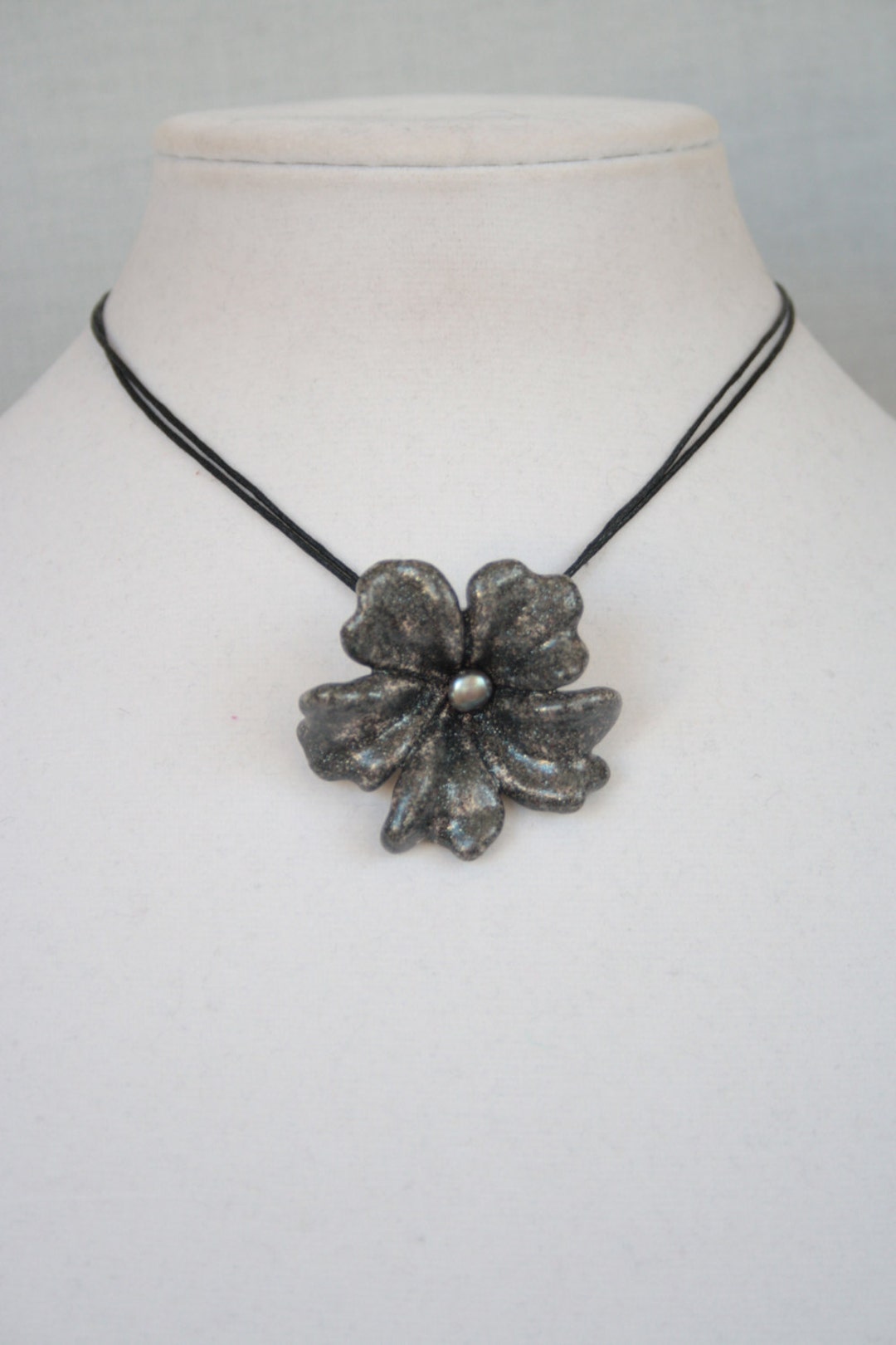 Collar de Cerámica con Flor en Piel main image 0