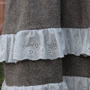 Robe romantique en tissu de laine et dentelles image 4