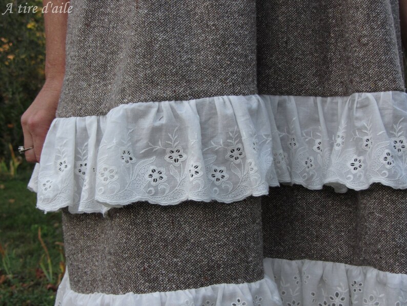 Robe romantique en tissu de laine et dentelles image 4