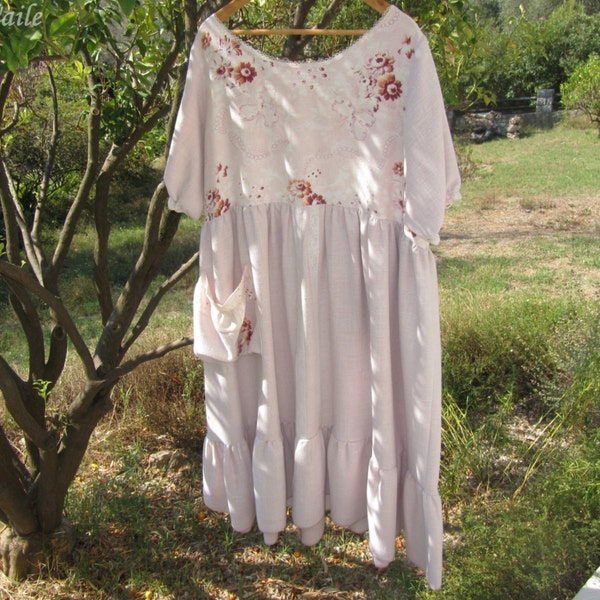 Robe rose pâle empiècement fleuri romantique et shabby chic grande taille, bohème chic