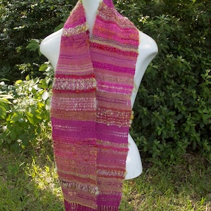 Handvävd fuchsia-halsduk i icke-upprepande mönster med texturerade handspunna band