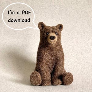 Op de afbeelding: Een bruine viltbeer die zit met zijn poten voor zich. De beer heeft een zwarte neus en ogen. Een spraakballon boven de beer zegt "Ik ben een PDF-download."