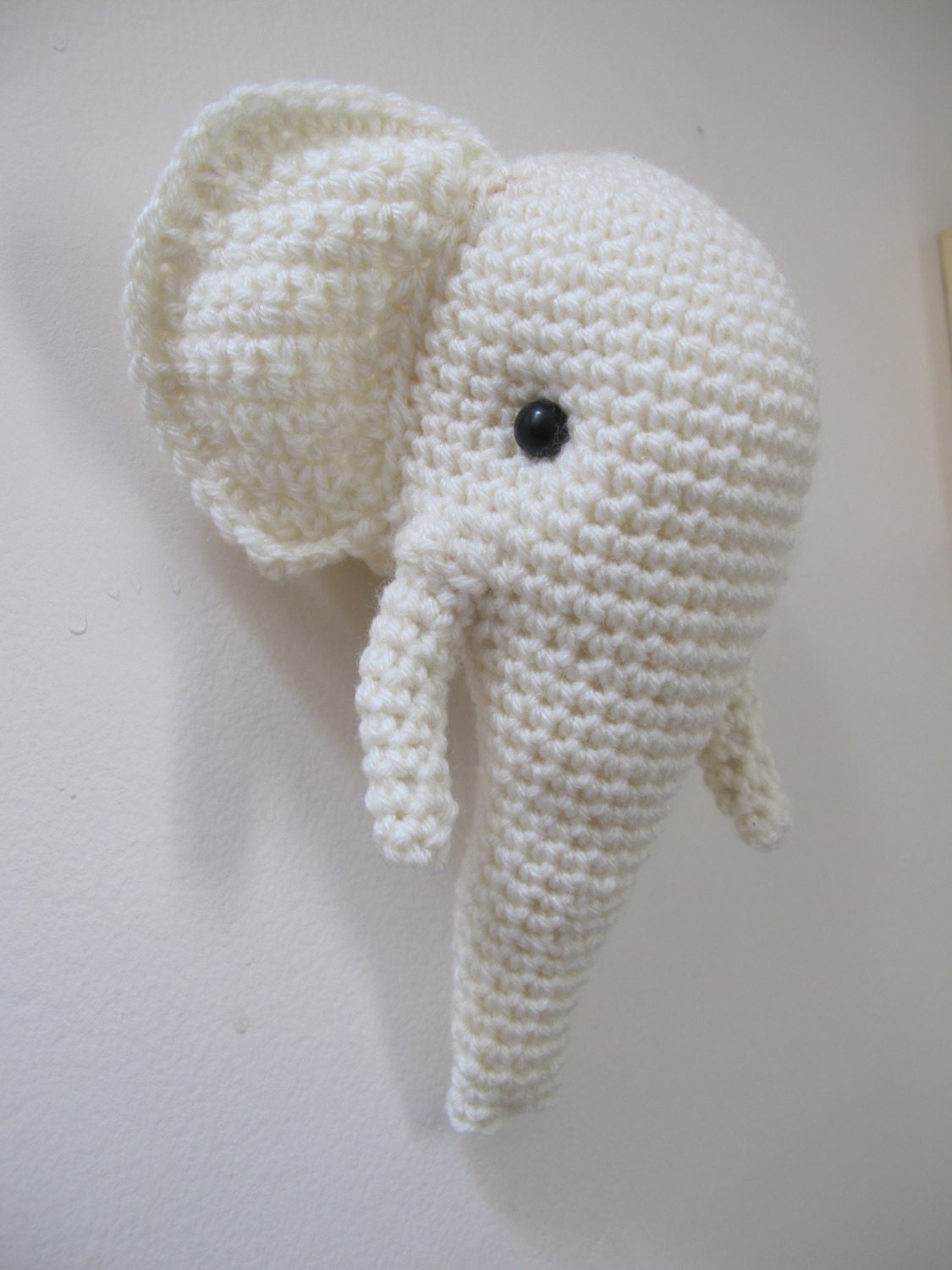 Crochet Elephant Head Wall Mount Trophy Off White Color/ Tète d'éléphant Murale Écrue Au Crochet, St