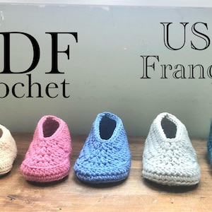 Puede incluir: Seis patucos de bebé de ganchillo en varios tamaños y colores, incluyendo turquesa, crema, rosa, azul y gris. La imagen incluye el texto "PDF Crochet" y "US Français".