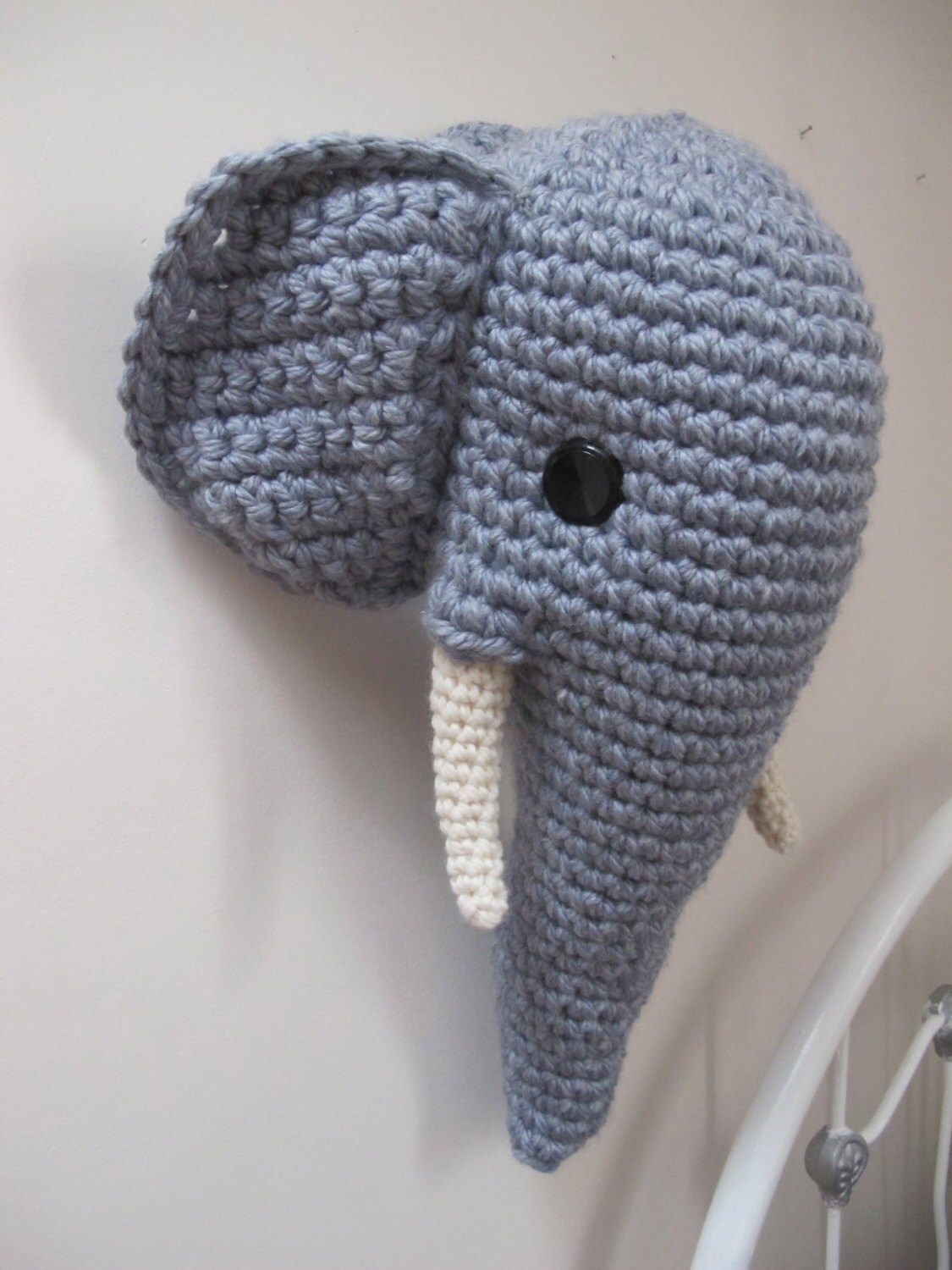 Crochet Very Big Elephant Head Wall Mount Trophy Grey/ Très Grande Tète d'éléphant Murale Gris Perle