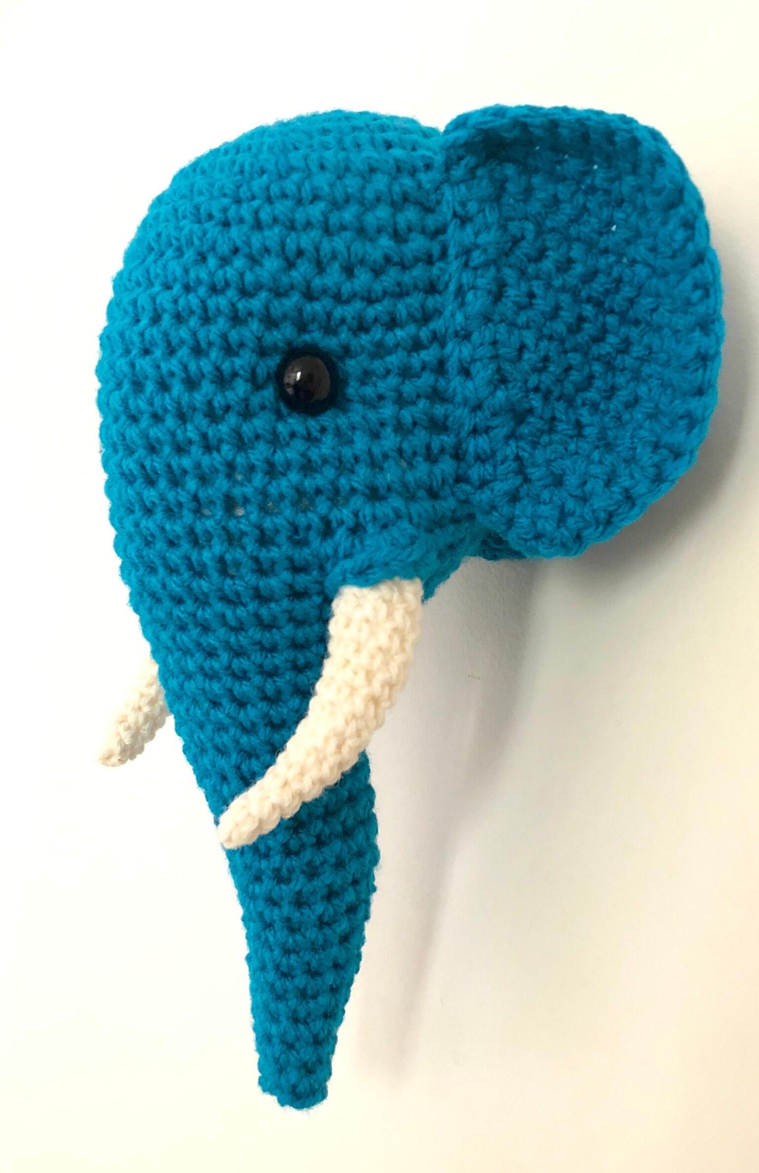 Elephant Head Wall Mount Crochet Blue Peacock/ Tete d'elephant Murale Au Crochet Type Trophée, Tete 