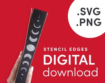 Puede incluir: Una mano sostiene un letrero de madera negro con un diseño de fases lunares blancas. El letrero dice "STENCIL EDGES DIGITAL download" y tiene un círculo blanco con el texto ".SVG .PNG" en la esquina superior derecha.