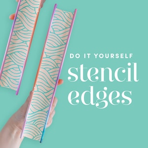 Puede incluir: Dos manos sostienen dos plantillas largas y delgadas con un diseño ondulado abstracto en tonos rosa, azul y blanco. El texto "DO IT YOURSELF stencil edges" está en blanco sobre un fondo turquesa.