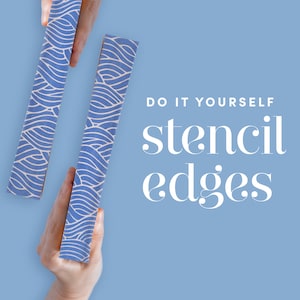 Puede incluir: Dos manos sujetan dos tablas de madera con patrones azules y blancos. El texto "DO IT YOURSELF stencil edges" está escrito en blanco sobre un fondo azul claro.