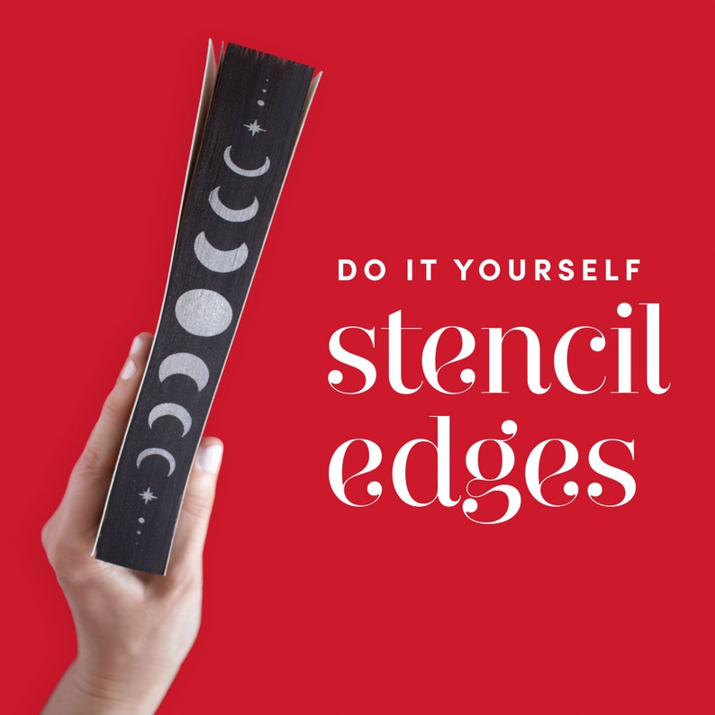Puede incluir: Una mano sostiene un libro negro con un dise&ntilde;o de fases lunares blanco. El texto "DO IT YOURSELF stencil edges" est&aacute; escrito en blanco sobre un fondo rojo.