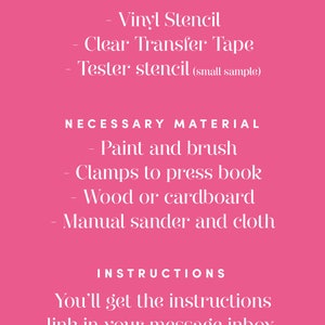 以下が含まれることがあります： ピンクの背景に、DIYクラフトキットに含まれるアイテムを白文字で説明しています。ビニールステンシル、クリア転写テープ、テストステンシル、絵の具とブラシ、クランプ、木または厚紙、手動サンダーと布。説明書は購入者のメッセージの受信箱にあります。