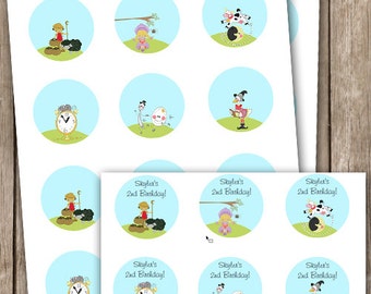 Può includere: Un set di 9 adesivi rotondi stampabili con illustrazioni dal libro per bambini 'La Gallinella Rossa'. Gli adesivi sono blu con bordi bianchi e presentano immagini di una gallina, un gallo, un gatto, un cane, un topo e un maiale. Il testo 'Skyler's 2nd Birthday!' è incluso su alcuni degli adesivi.
