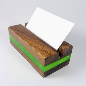 Houten visitekaartje houder met een epoxy rivier vulling. Visitekaartje staan. Bureau, Boss Gift, Bureau inrichting, kantoorinrichting