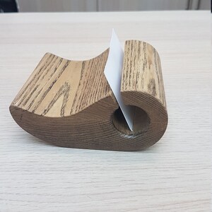 Houten visitekaartjeshouder voor op bureau. Visitekaarthouder. bureaubureau, baascadeau, bureaudecoratie, kantoordecoratie kantoorcadeau. Essenhout, kaarten