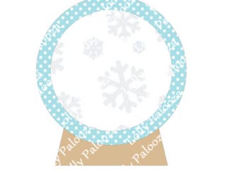 Puede incluir: Un globo de nieve azul y blanco con un diseño de copo de nieve blanco. El globo de nieve está sobre un soporte marrón.