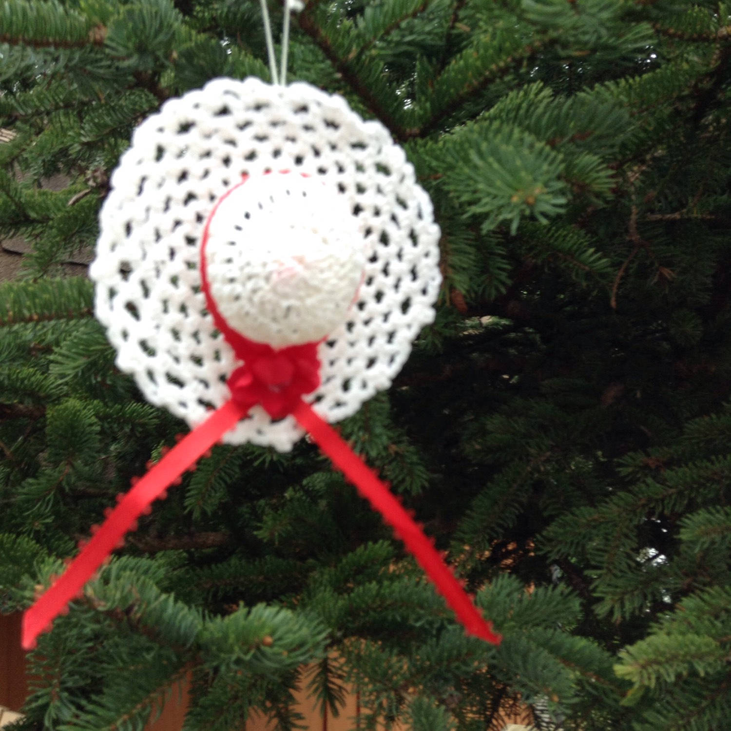 Dainty crochet hat vintage christmas 